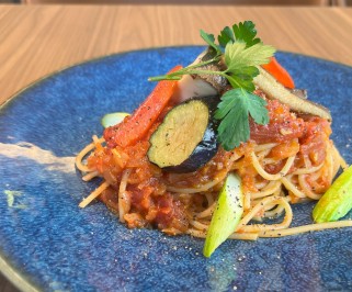 信州野菜の自家製完熟トマトソースパスタ