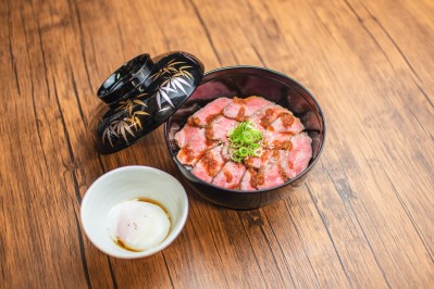 信州プレミアム牛 極上ローストビーフ丼〜トリュフ香る温玉添え〜